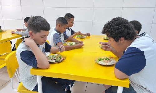 Refeições nutritivas para 3.458 alunos fortalecem saúde e aprendizagem em Pinheiral